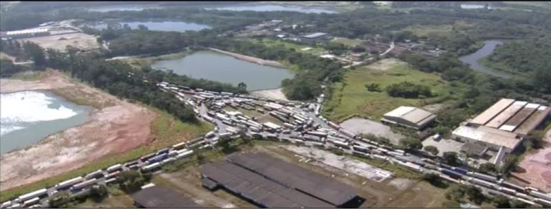 Manifestação de caminhoneiros na região de Embu das Artes 